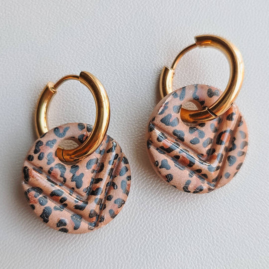 Oorbellen panterprint rond detailfoto van Joy & Clay