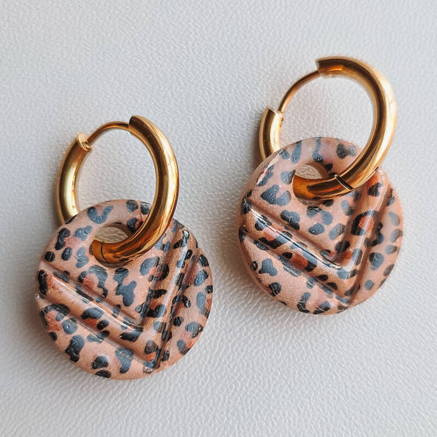 Oorbellen panterprint rond detailfoto van Joy & Clay