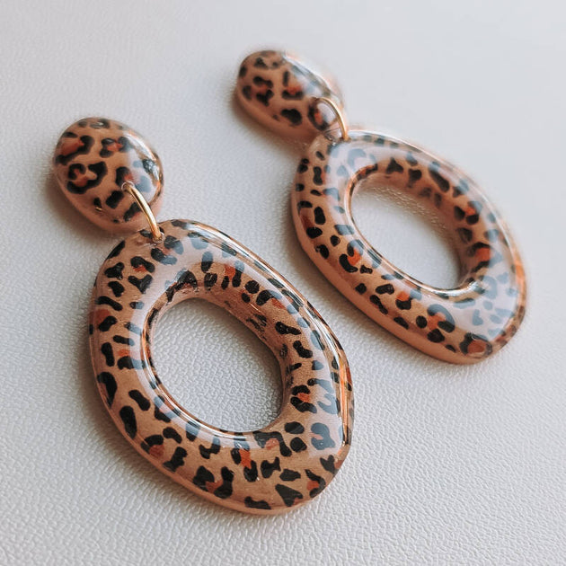 Oorbellen panterprint donut handgemaakt sieraad van Joy & Clay