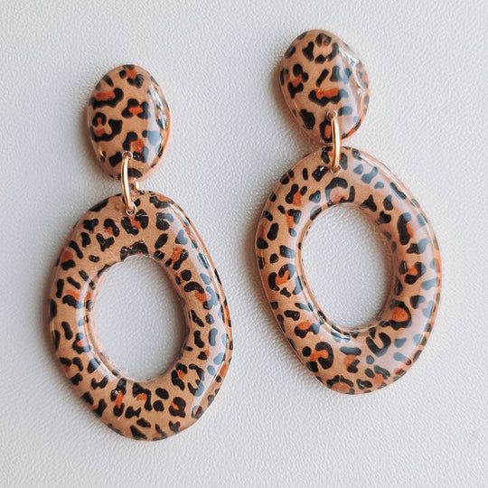 Oorbellen panterprint donut detailfoto van Joy & Clay