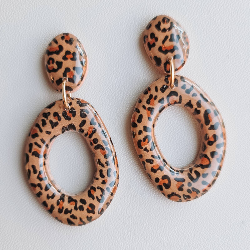 Oorbellen panterprint donut detailfoto van Joy & Clay