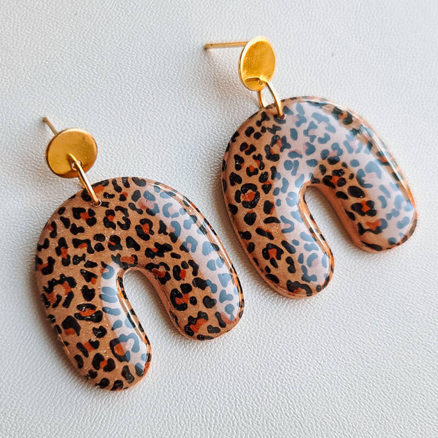 Oorbellen panterprint boogje detailfoto van Joy & Clay