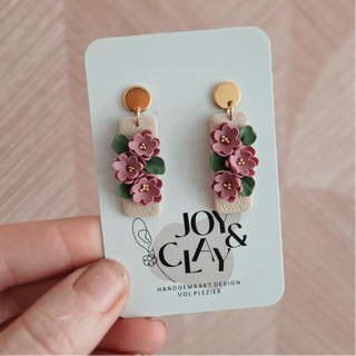 Rechthoekige oorbel roze bloemetjes handgemaakt sieraad van Joy & Clay