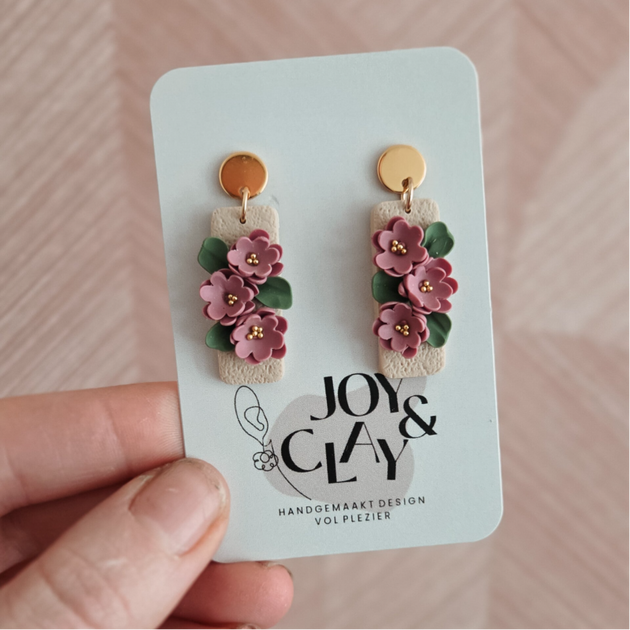 Rechthoekige oorbel roze bloemetjes handgemaakt sieraad van Joy & Clay