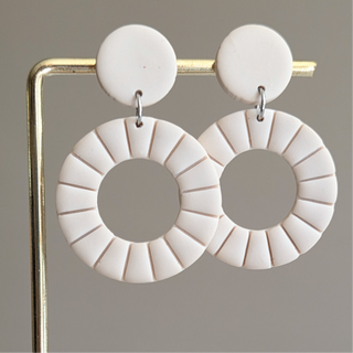 Soof - ronde beige oorbellen handgemaakt sieraad van Joy & Clay