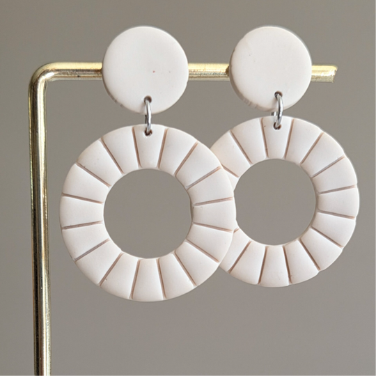 Soof - ronde beige oorbellen handgemaakt sieraad van Joy & Clay