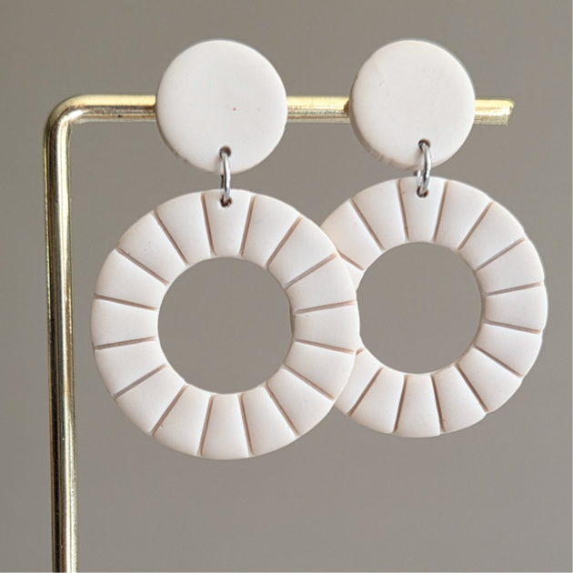 Soof - ronde beige oorbellen handgemaakt sieraad van Joy & Clay