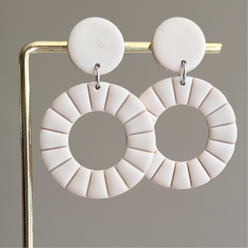 Soof - ronde beige oorbellen handgemaakt sieraad van Joy & Clay
