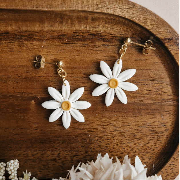 Demi - madelief hanger detailfoto van Joy & Clay