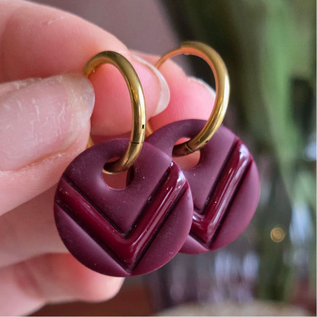 Ronde oorbel bordeauxrood detailfoto van Joy & Clay
