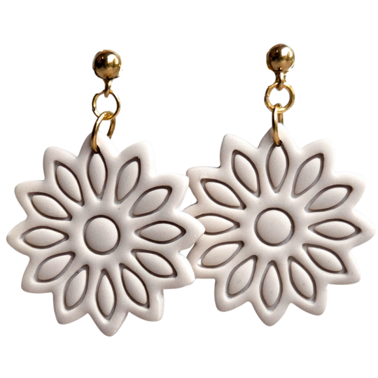 Elise - oorbellen beige bloem handgemaakte oorbellen van Joy & Clay