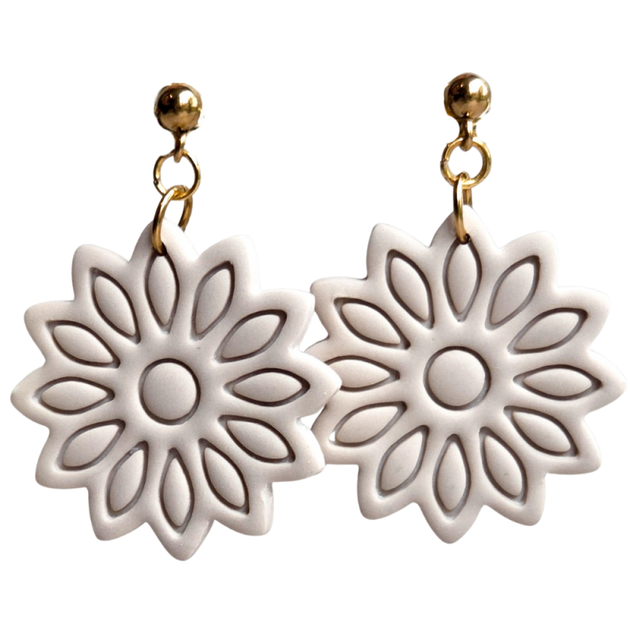 Elise - oorbellen beige bloem handgemaakte oorbellen van Joy & Clay