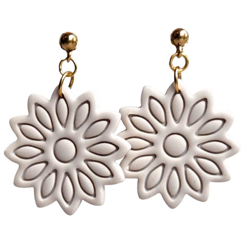 Elise - oorbellen beige bloem handgemaakte oorbellen van Joy & Clay