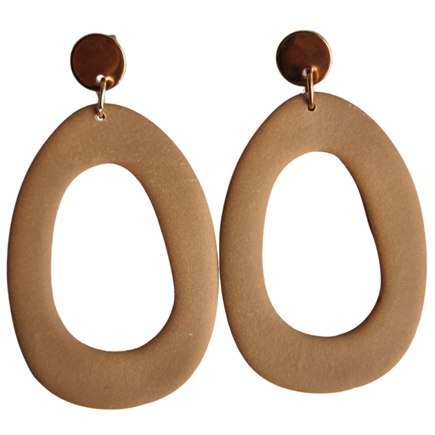 Statement oorbellen latte handgemaakte oorbellen van Joy & Clay