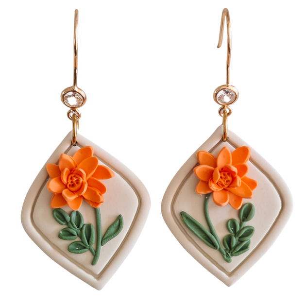 Geboortebloem oktober: calendula handgemaakte oorbellen van Joy & Clay