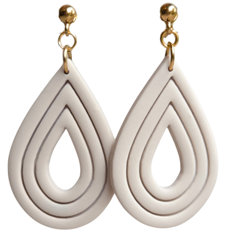 Inge - druppelvormige oorbellen beige handgemaakte oorbellen van Joy & Clay
