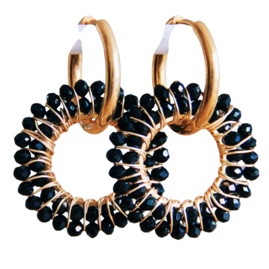 Ronde oorbel met kralen zwart/goud handgemaakte oorbellen van Joy & Clay