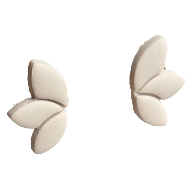 Studs - beige handgemaakte oorbellen van Joy & Clay