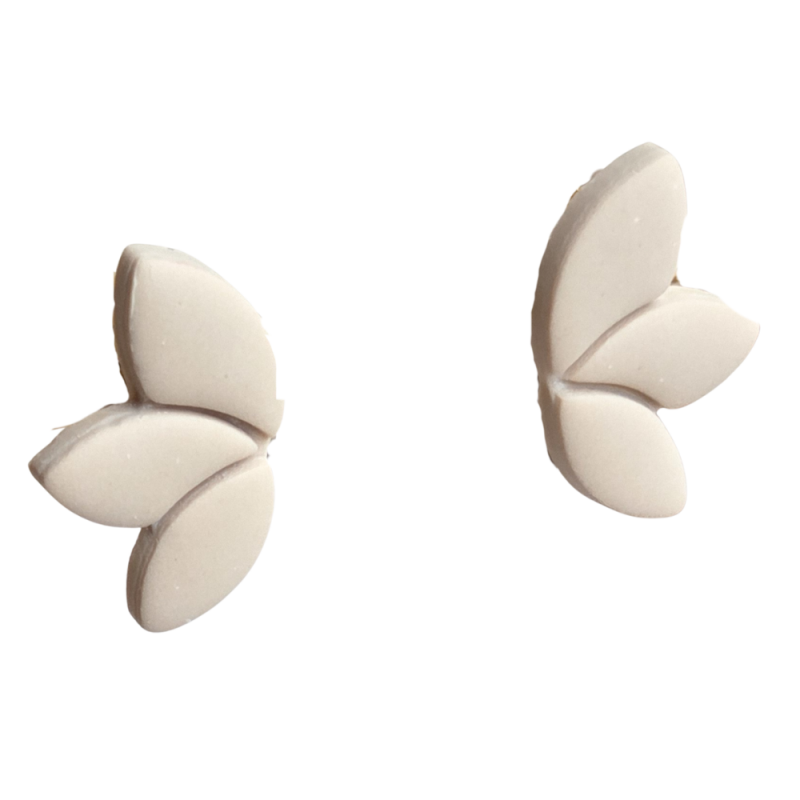 Studs - beige handgemaakte oorbellen van Joy & Clay