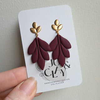 Pien - rode oorbellen blad detailfoto van Joy & Clay