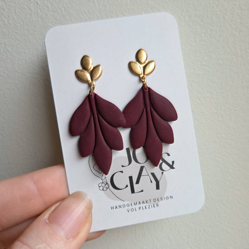 Pien - rode oorbellen blad detailfoto van Joy & Clay