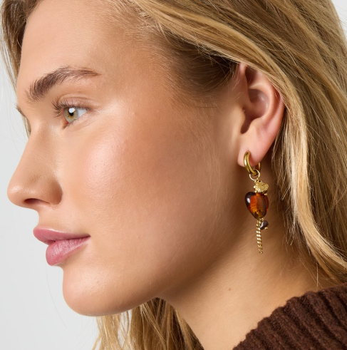 Oorbellen met hartje detailfoto van Joy & Clay