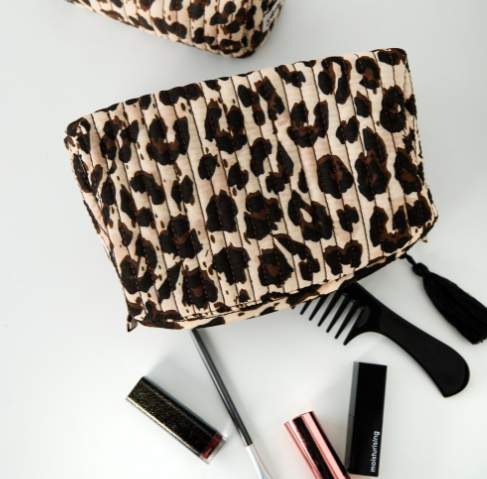 Make-up tasje luipaardprint detailfoto van Joy & Clay