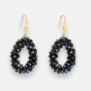 Statement oorbellen zwart detailfoto van Joy & Clay