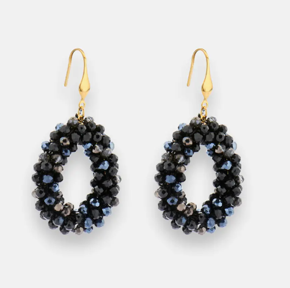 Statement oorbellen zwart detailfoto van Joy & Clay