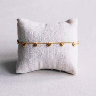 Bedelarmband mini hartjes handgemaakt sieraad van Joy & Clay