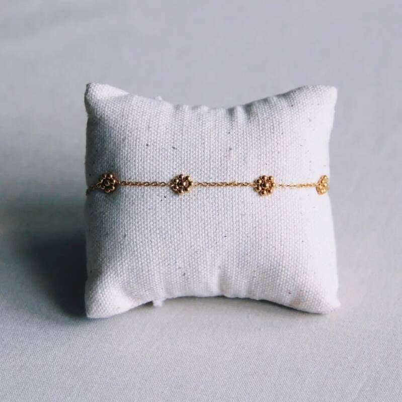 Fijne armband madeliefjes handgemaakt sieraad van Joy & Clay