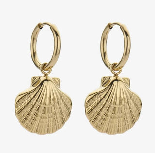 Oorbellen schelpjes goud handgemaakt sieraad van Joy & Clay