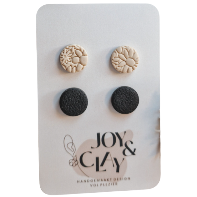 Zwart/beige studpack handgemaakte oorbellen van Joy & Clay